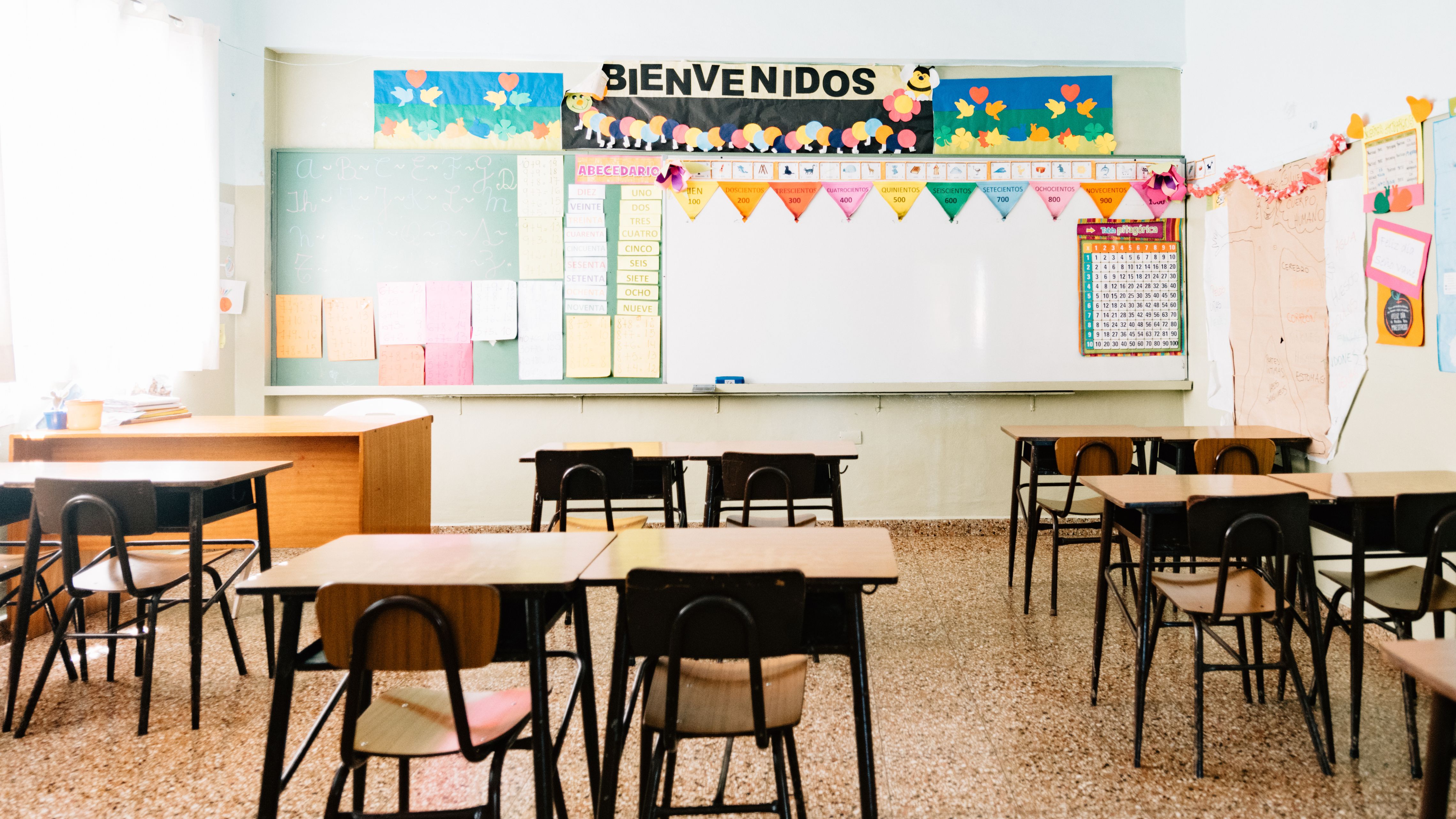A classroom with a "bienvenidos" sign